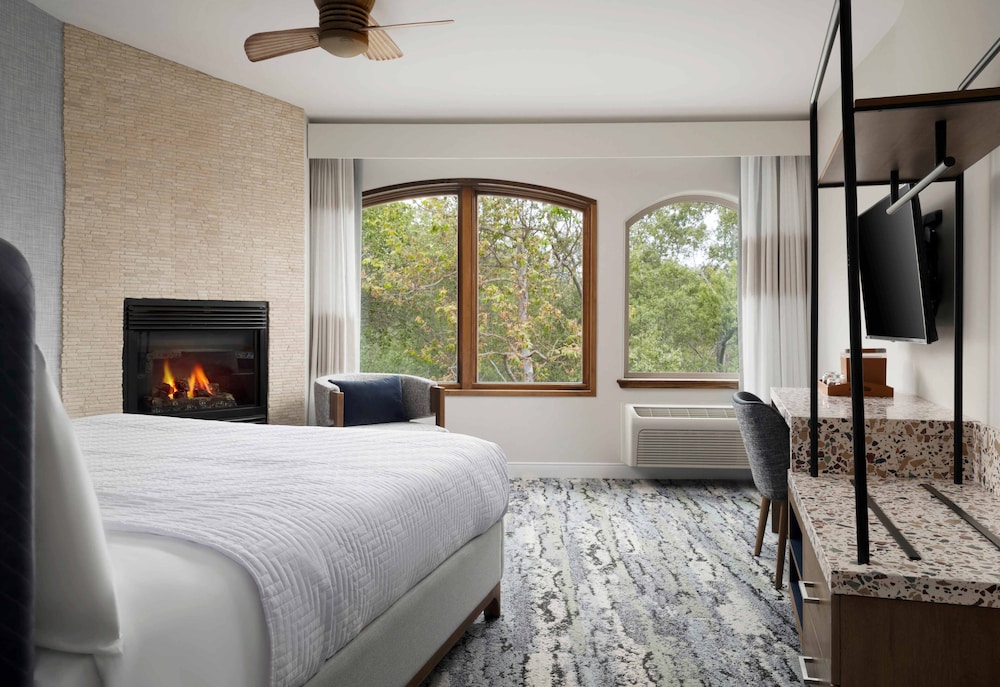 Superior, King Bed, Jetted Tub