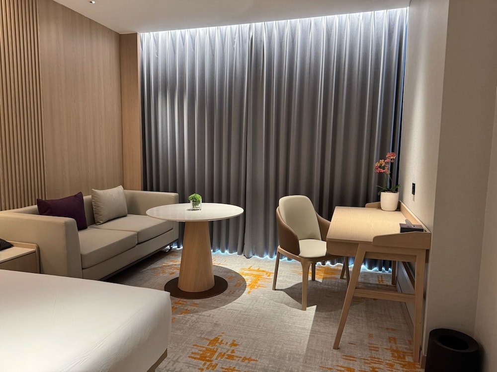 Elong Hotel Jakarta PIK 30/48