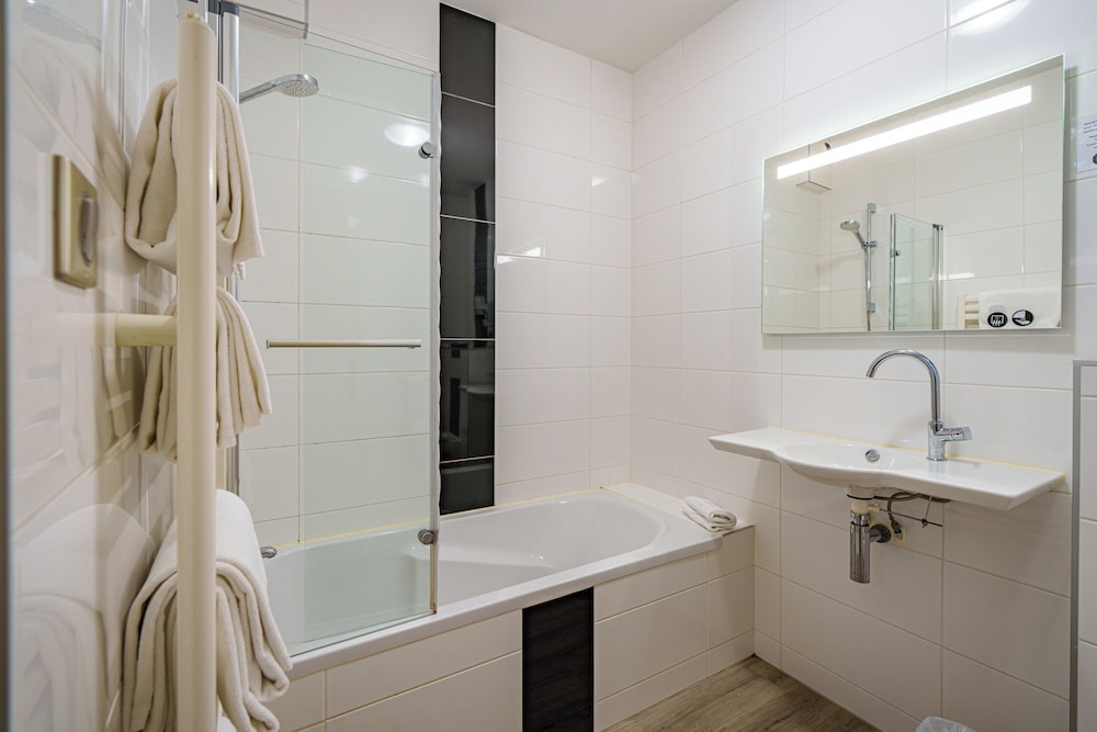 Hotel the Originals Saumur Ouest La Saulaie 62/63