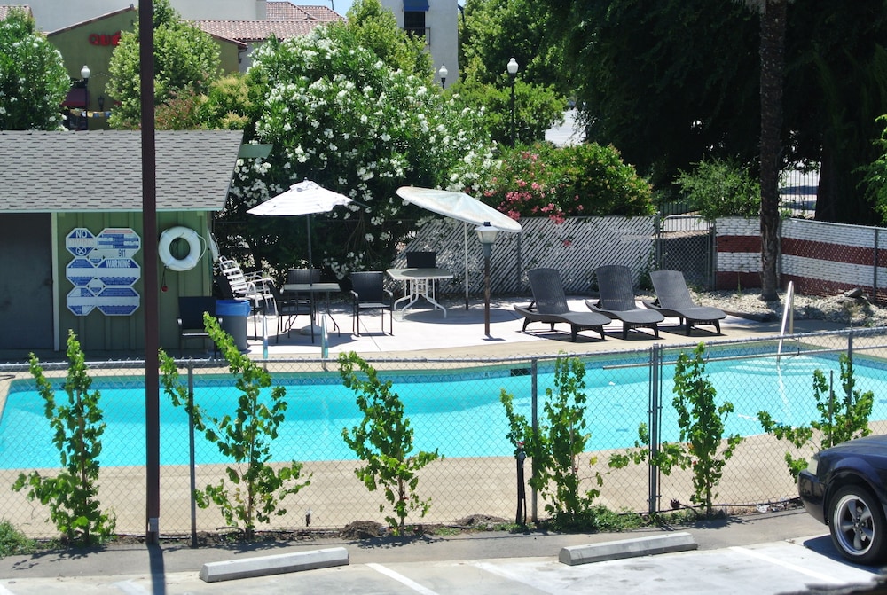 Vino Inn & Suites (ex Rancho Tee Motel) 53/63
