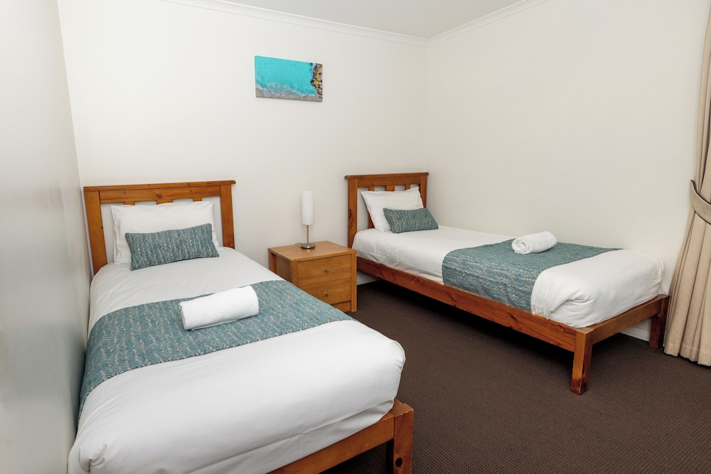 2 Bedrooms, Spa, Deluxe, Villa, King and Twin Beds, Garden View, Jetted Tub