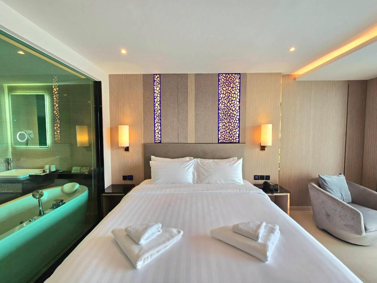 Deluxe, Suite, Pool Access