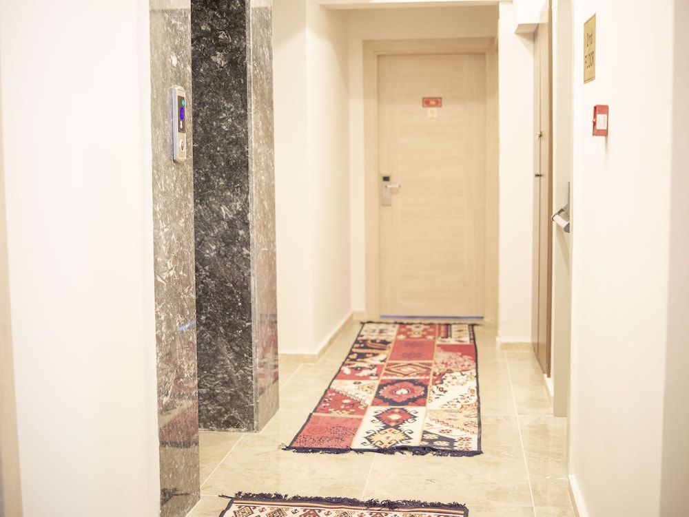 The Reina Hotel 34/70