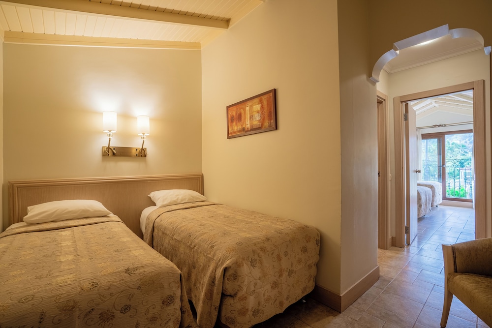غرفة ديلوكس بسرير مزدوج وسريرين منفصلين، Dalyan Resort 4/10