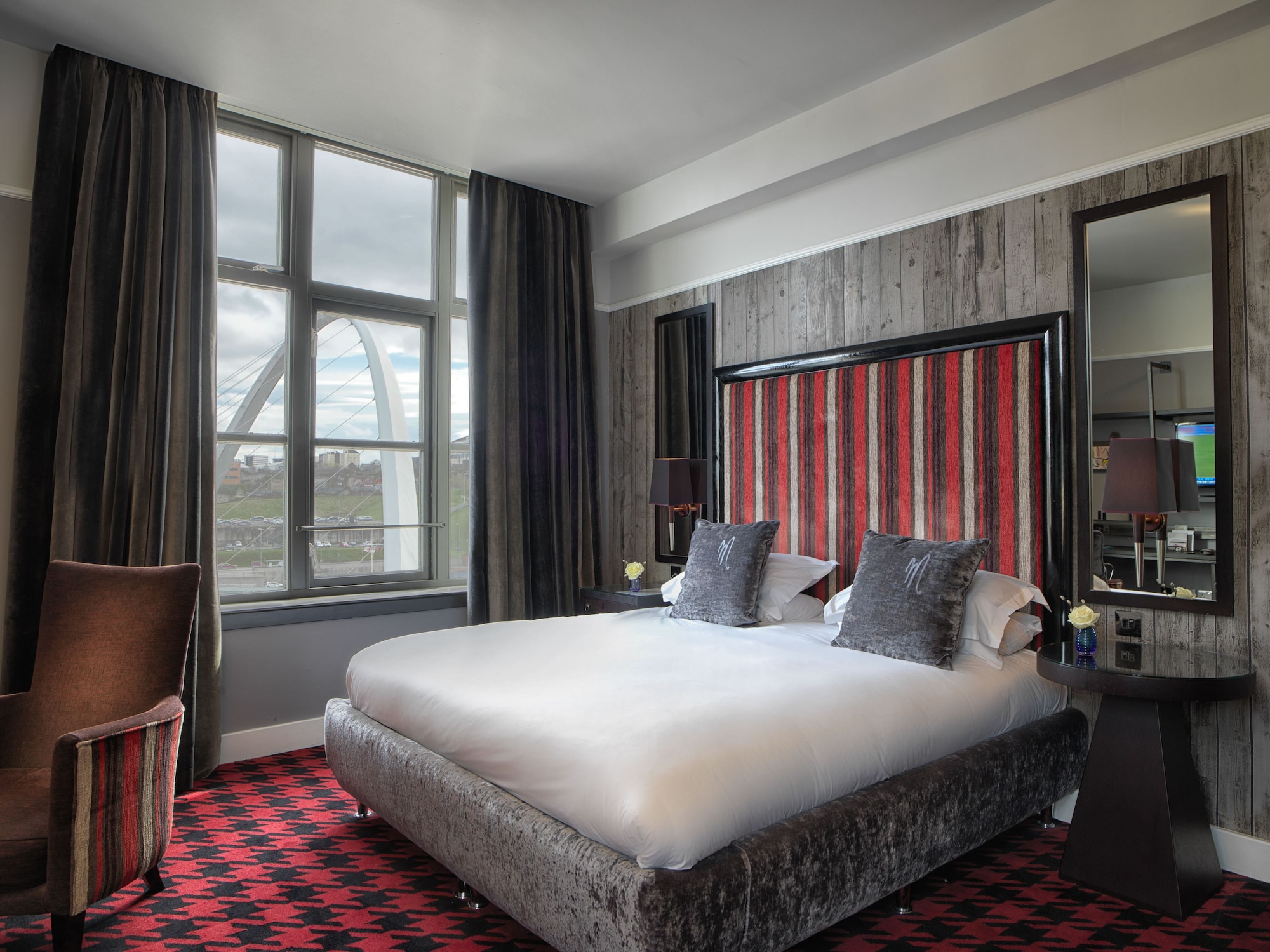 ROOM, BRIDGE VIEW