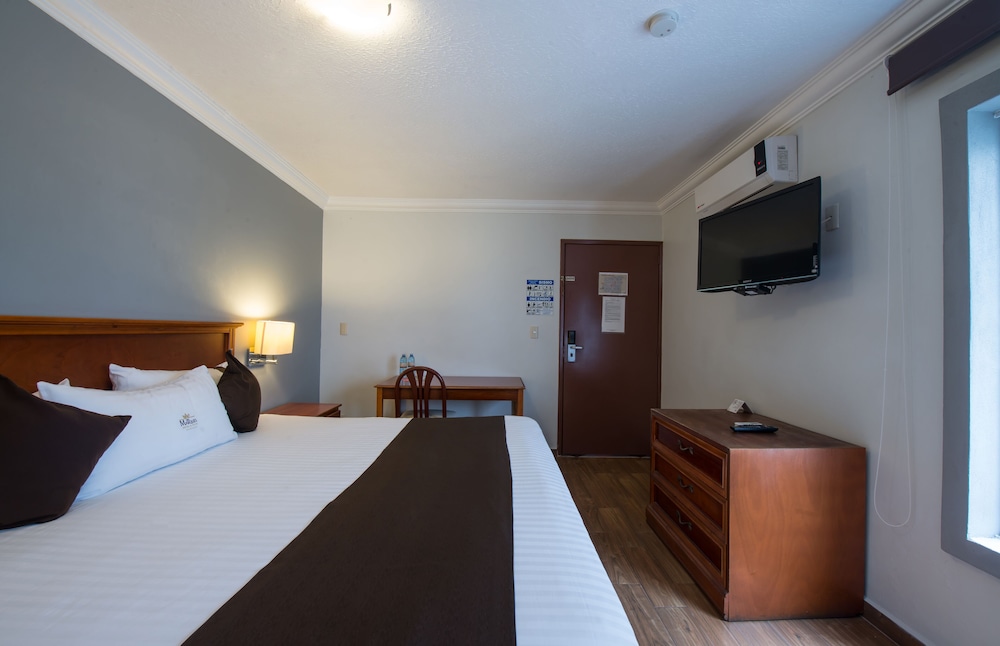 DEL MARQUES HOTEL AND SUITES 13/53