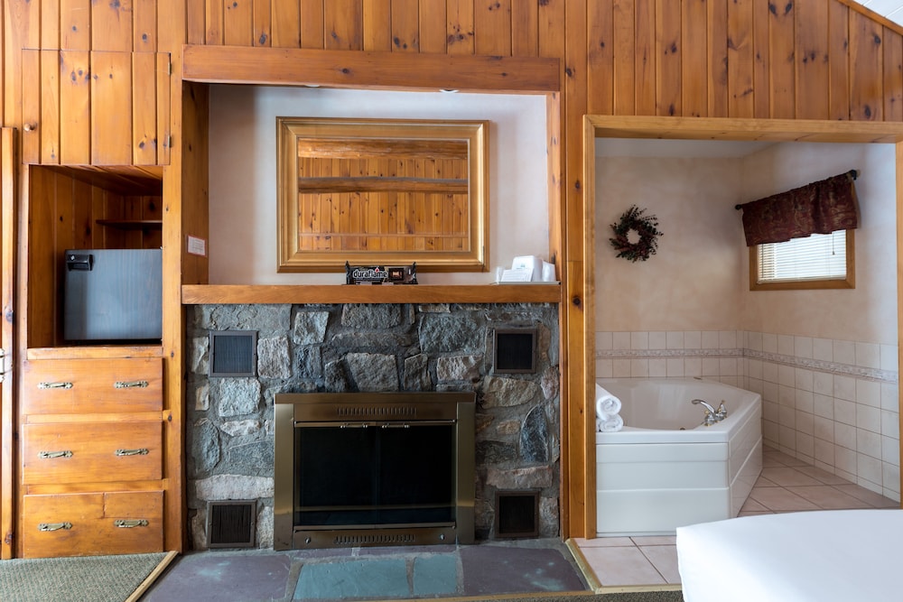 Adirondack Retreat Inn and Suites 31/36