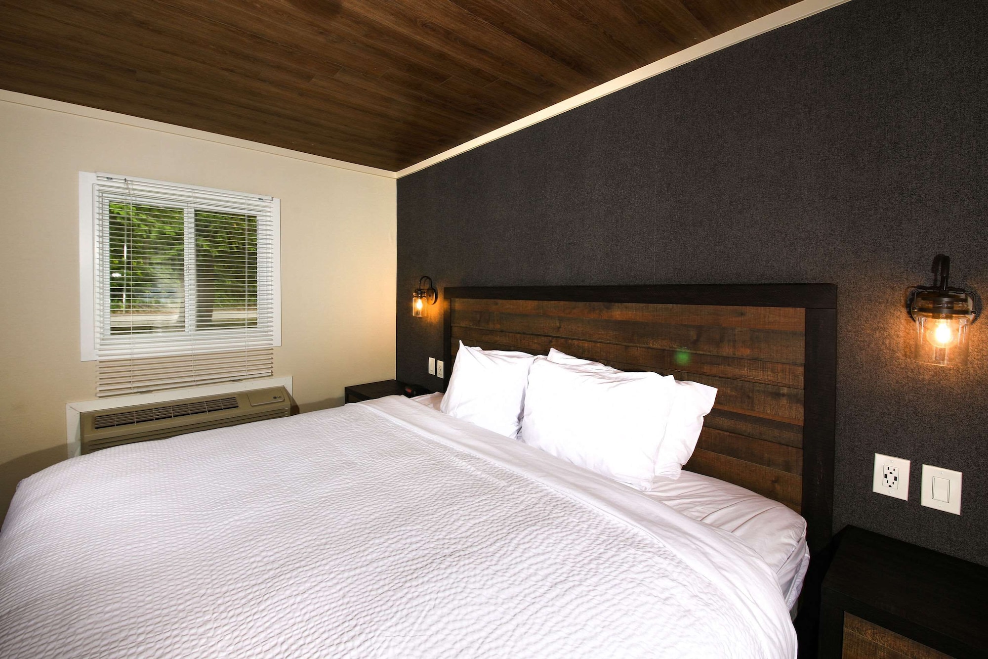 Efficiency, Suite, 3 Queen Beds, Sofa