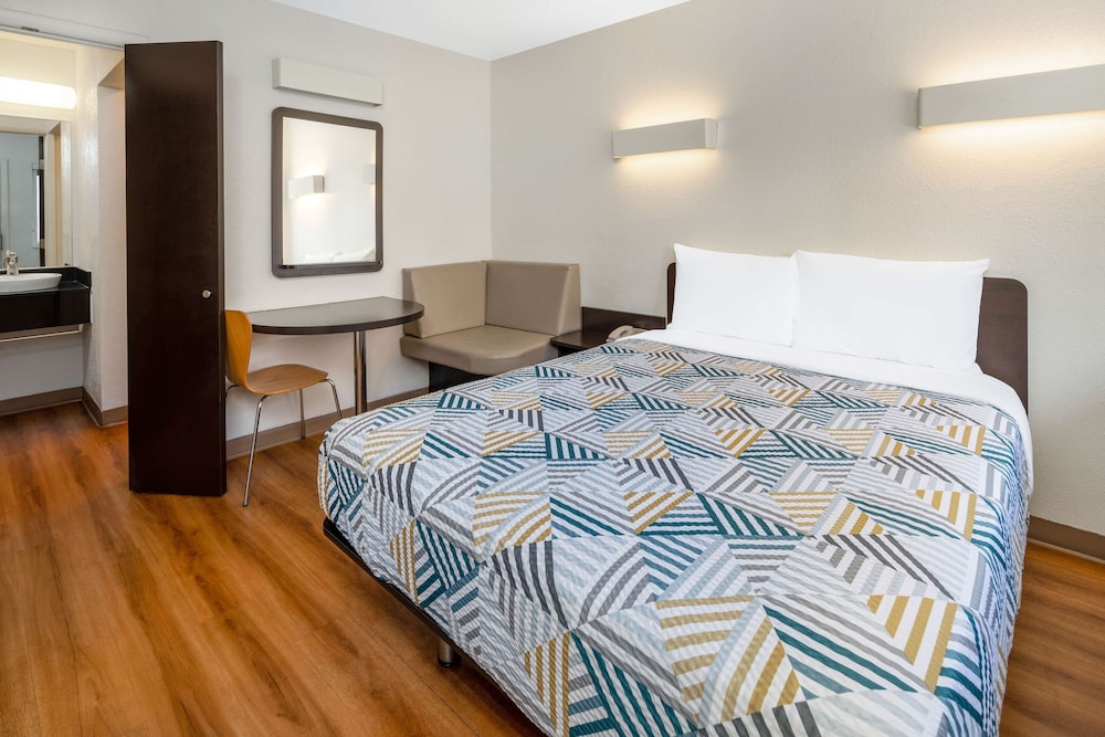 Motel6 Santa Barbara, CA - State Street 28/54