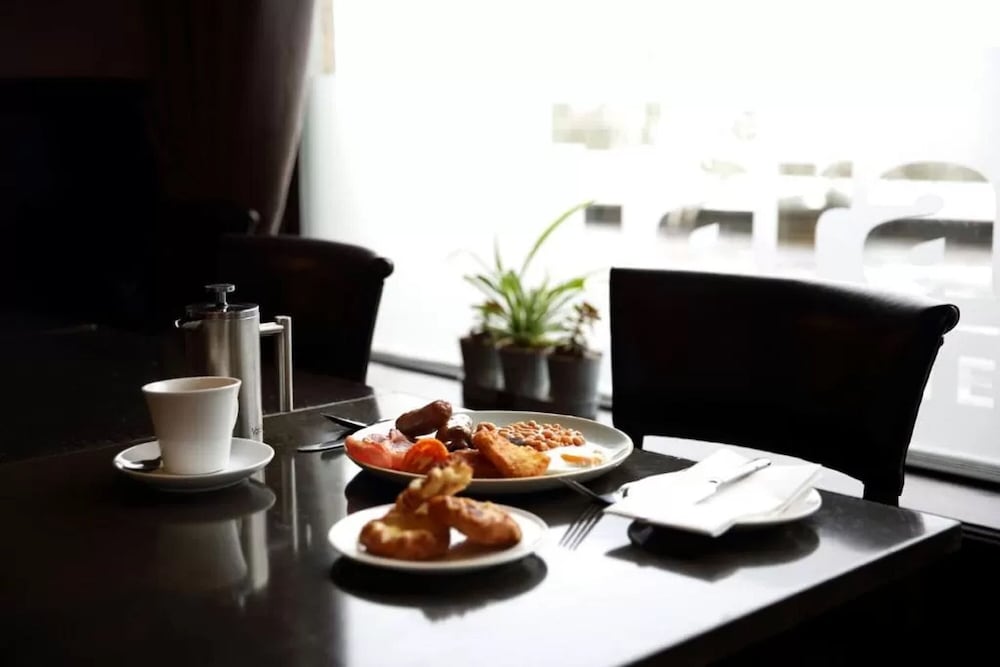 Hatton Court Hotel 40/48