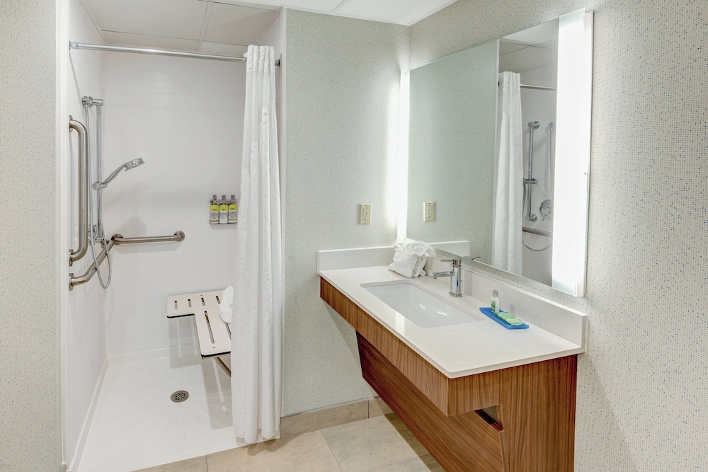 Holiday Inn Express & Suites West Long Branch - Eatontown 72/74