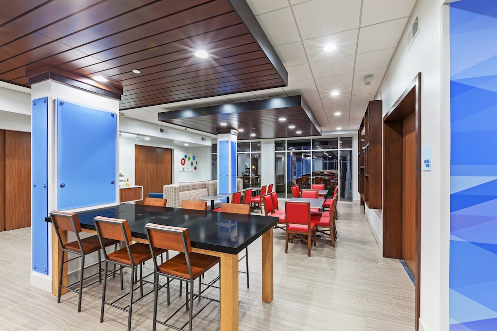 HOLIDAY INN EXPRESS & SUITES COFFEYVILLE 42/48