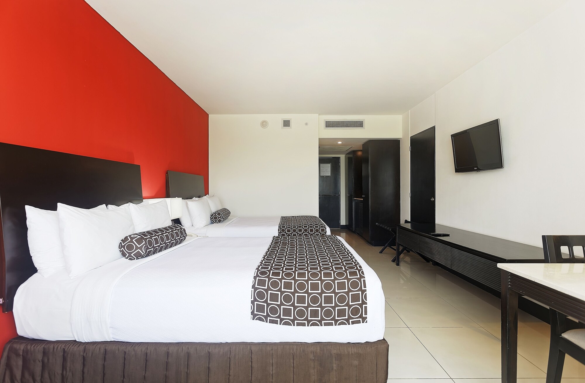 Crown, Junior Suite, 2 Queen Beds