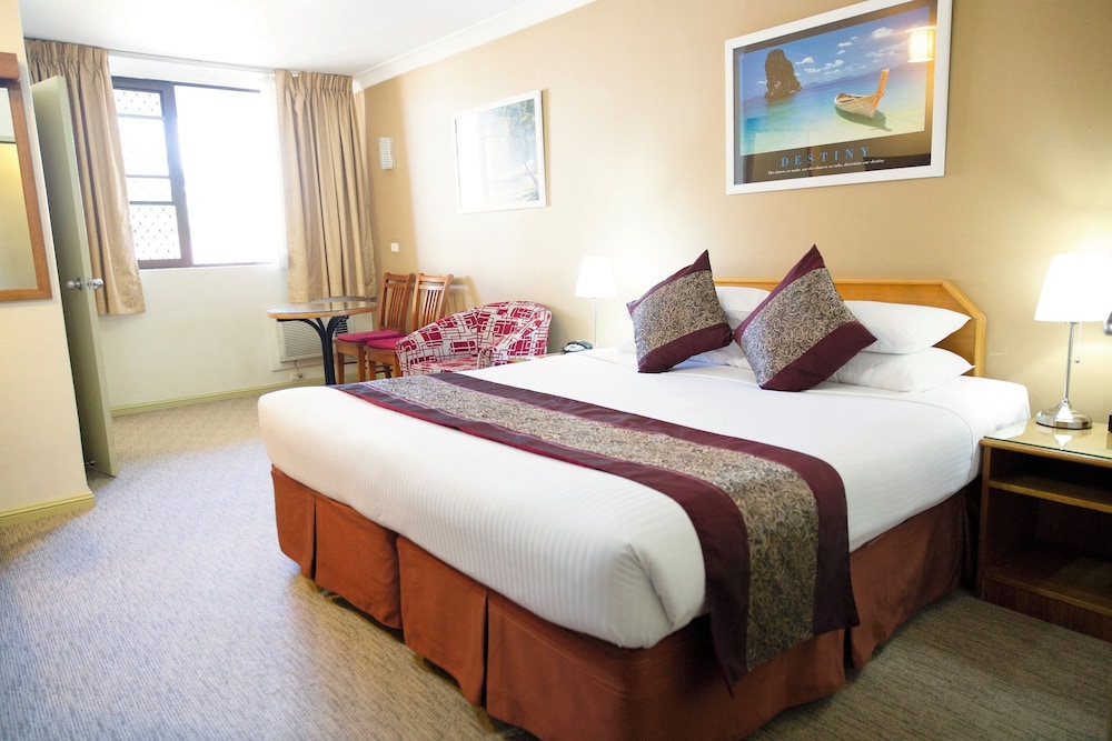 ROOM, QUEEN BED