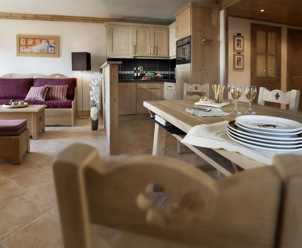 CGH Residences and Spas La Reine des Pres 46/49