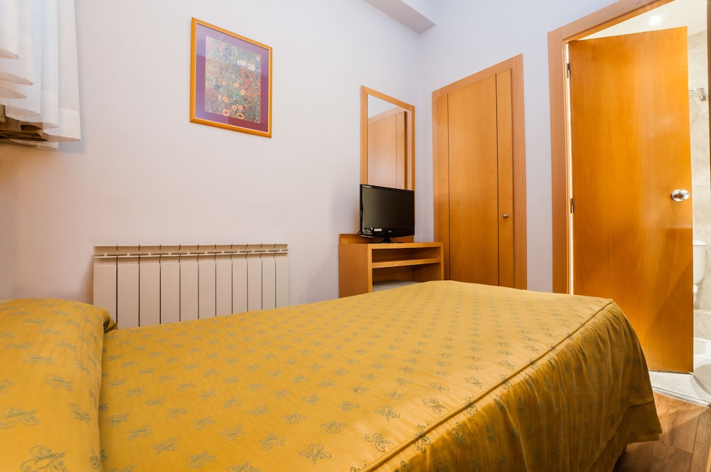 ROOM, SINGLE