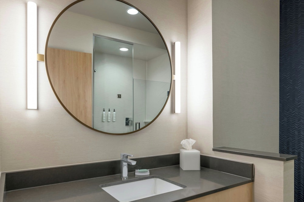 Fairfield by Marriott Inn & Suites Kansas City at The Legends 36/38