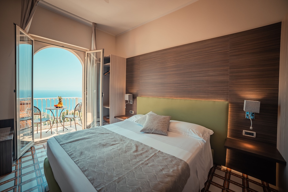 غرفة ديلوكس بسرير مزدوج بإطلالة على البحر بشرفة، Splendid Hotel Taormina 5/6