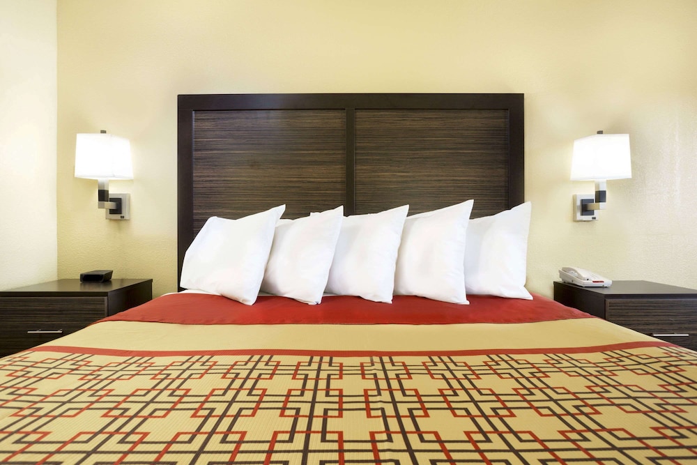 Days Inn by Wyndham Columbus-North Fort Moore 15/25