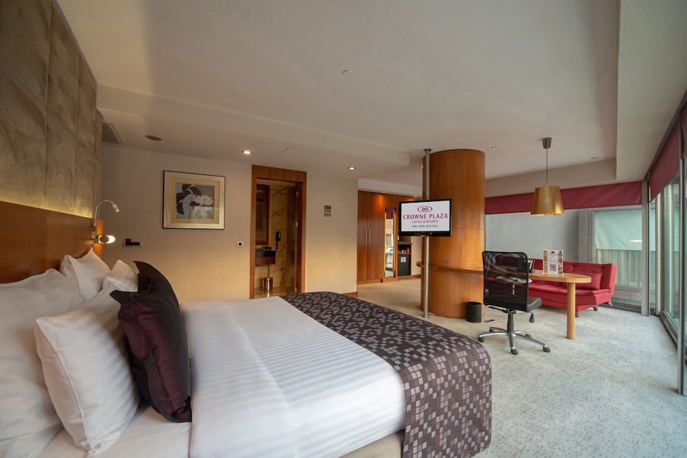Junior Suite, King Bed, Club Lounge Access