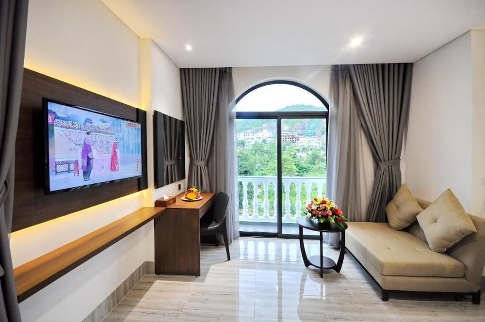Crown Nguyen Hoang Hotel 40/58