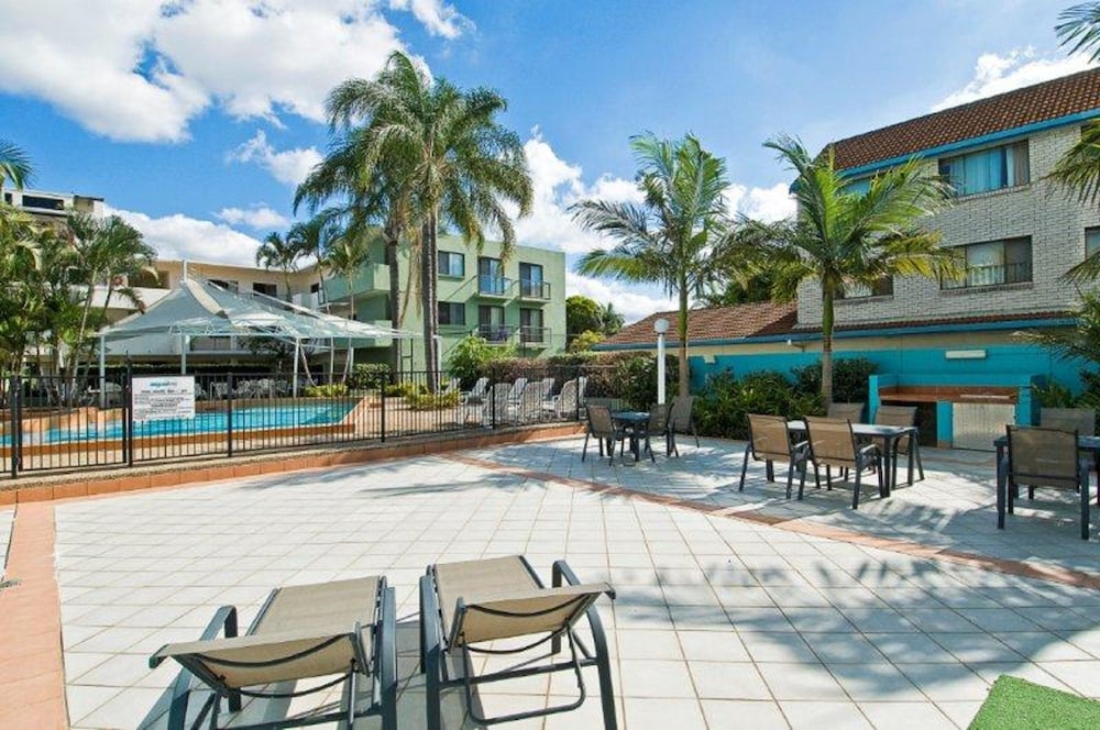Aqualine Apartments 70/74