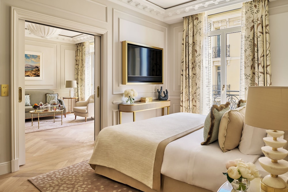 Prestige, Suite, King Bed, City or Courtyard View