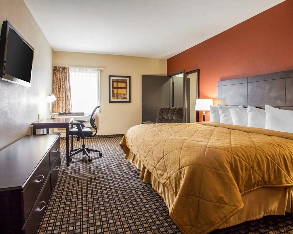 Quality Inn and Suites Ames Conference Center Near ISU Campus 11/48