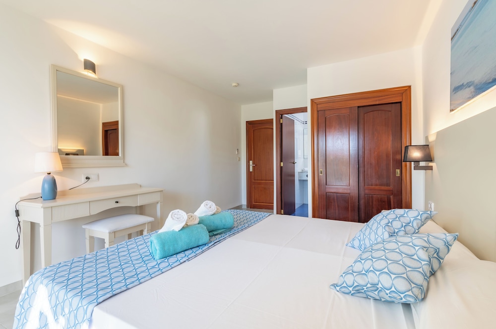 Room, Queen Bed, Street View, Terrace، Hotel Martorell 4/7