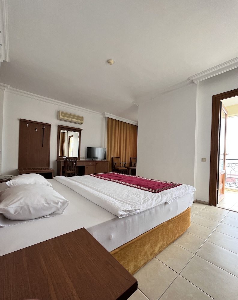 JUNIOR SUITE, PARTIAL SEA VIEW