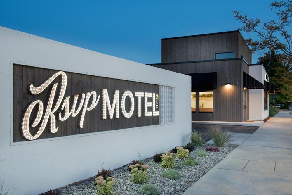 RSVP Hotel 4/41