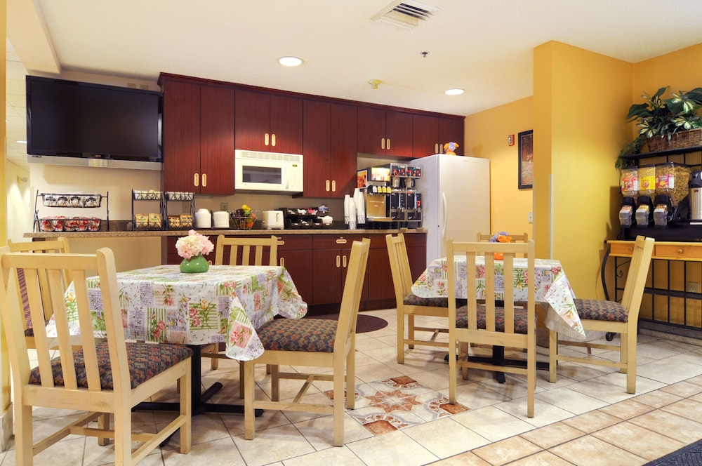 Hometown Inn Suites Jacksonville Butler Blvd Southpoint 20/39