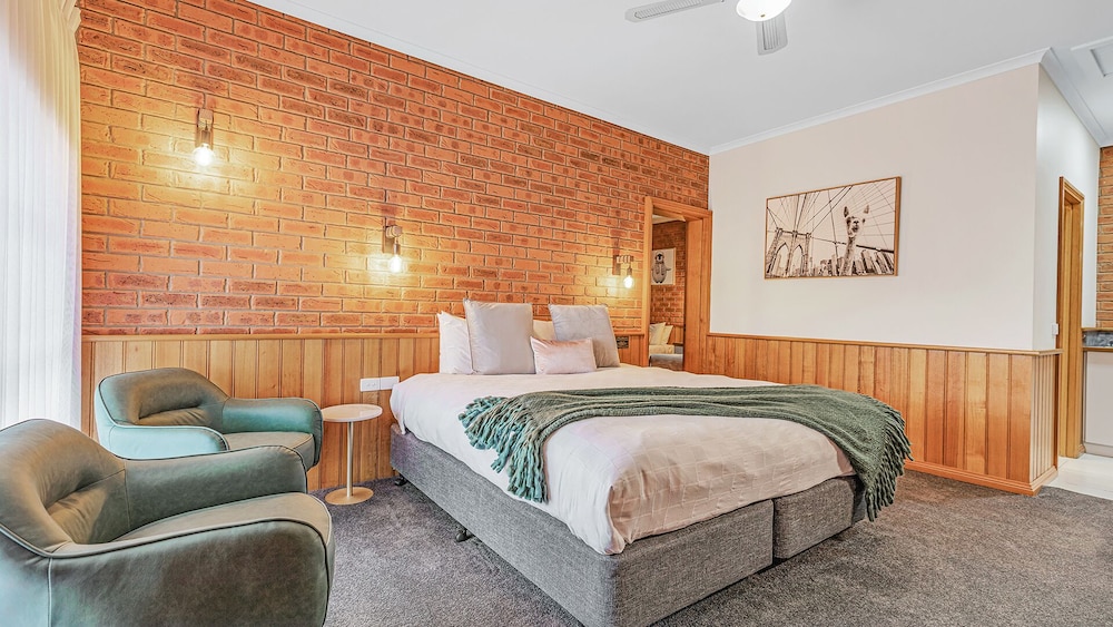 غرفة عائلية بسرير كوين وسريرين منفصلين بمطبخ صغير، Golden River Motor Inn 3/5