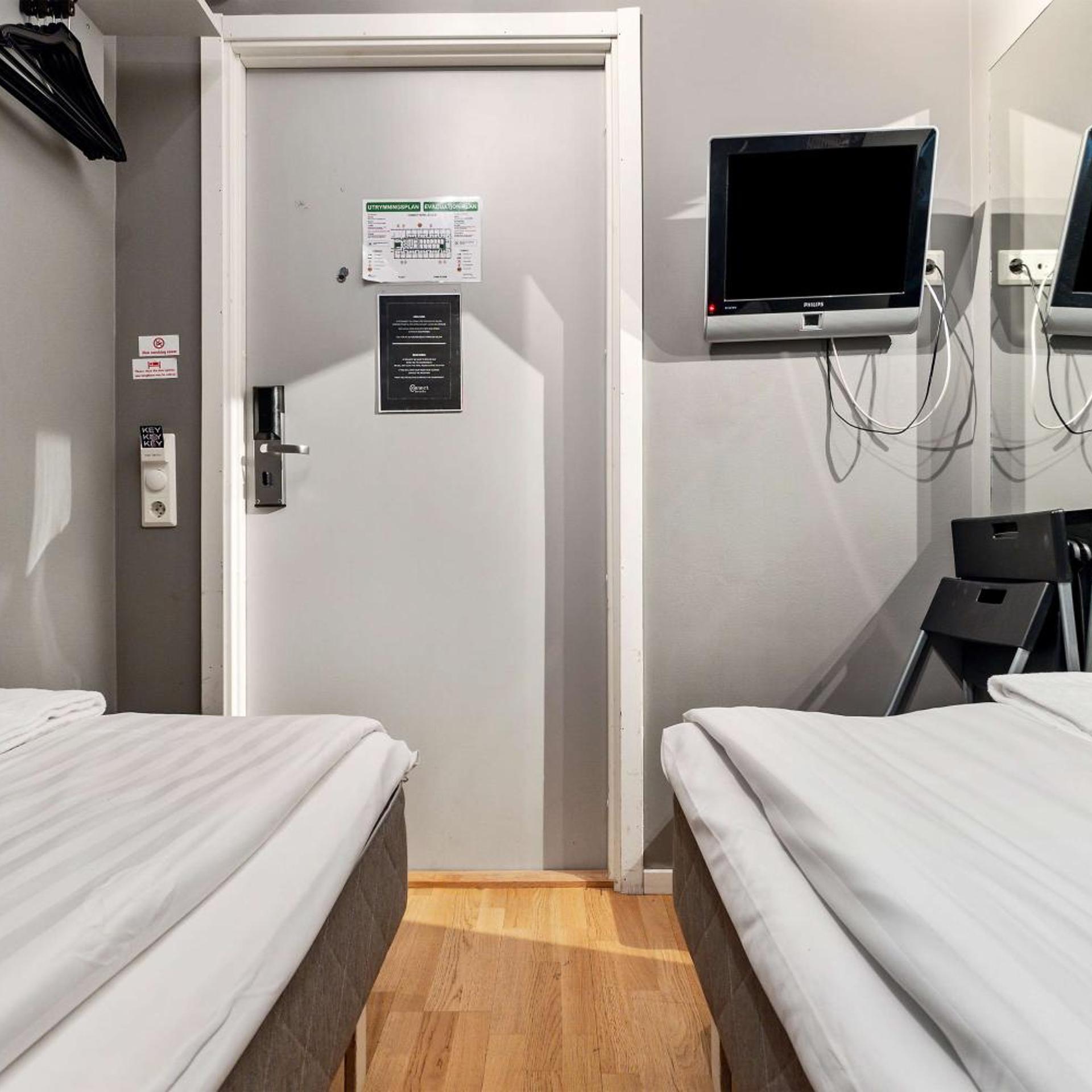 Room, Twin Beds, Shared Bathroom, No Window