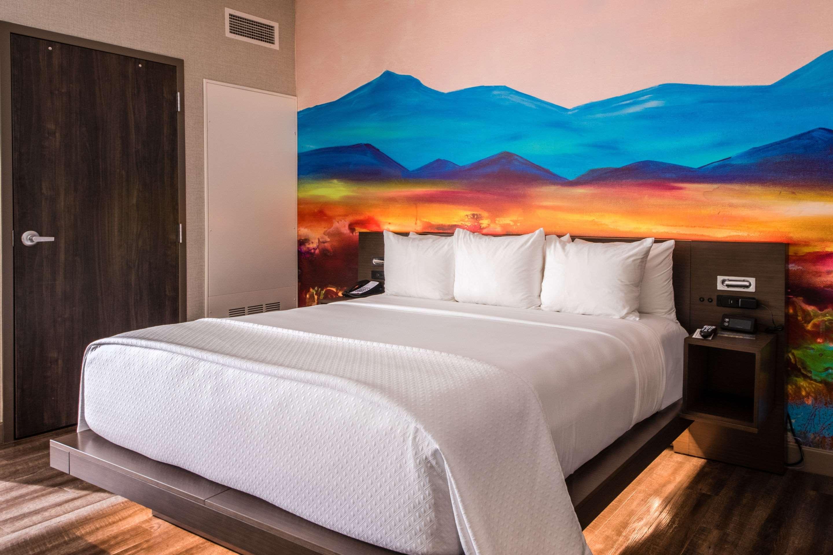 UPGRADE, SUITE, KING BED