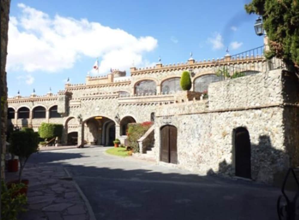 Hotel Castillo Santa Cecilia 67/70