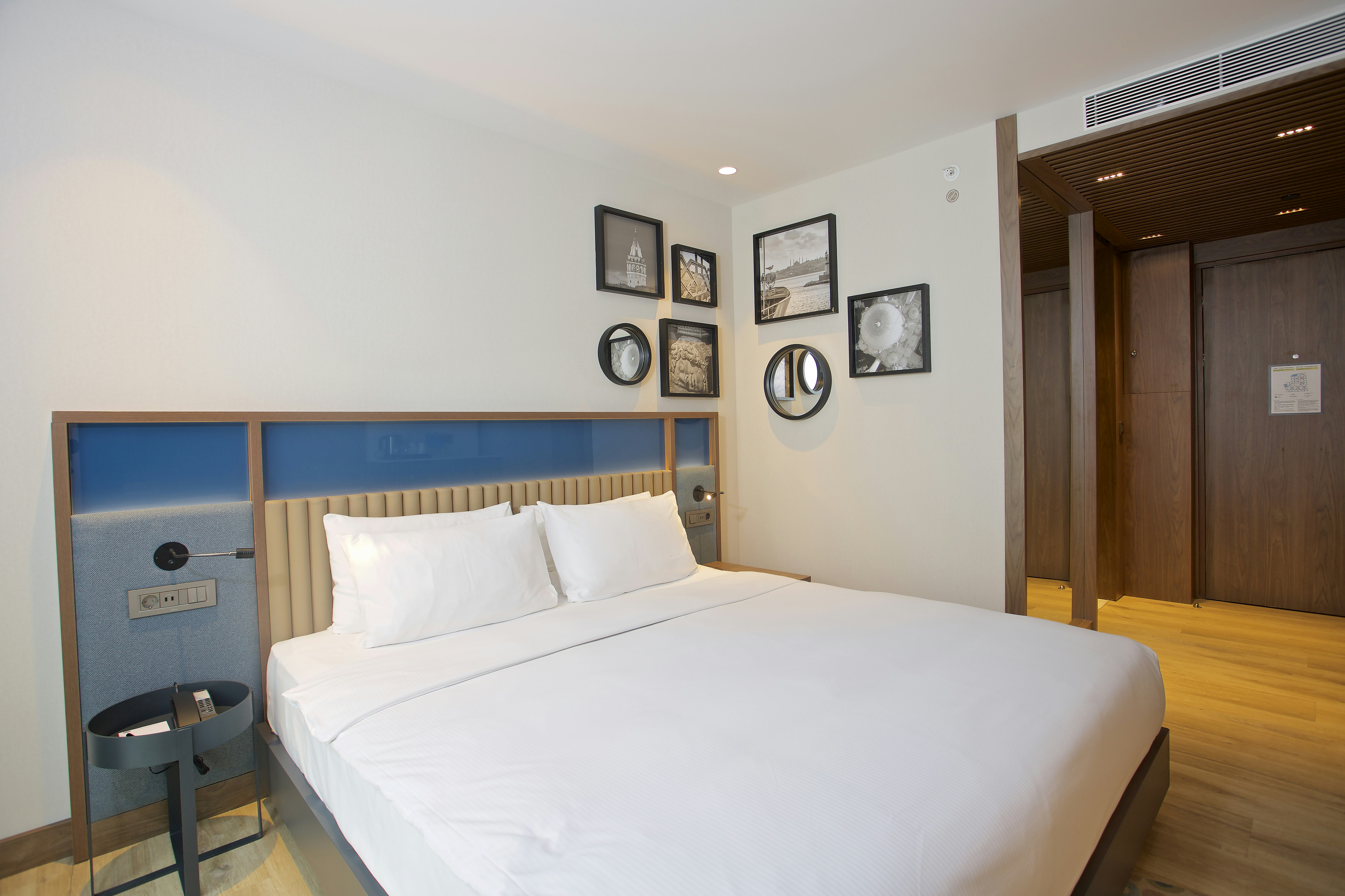 ROOM, KING BED