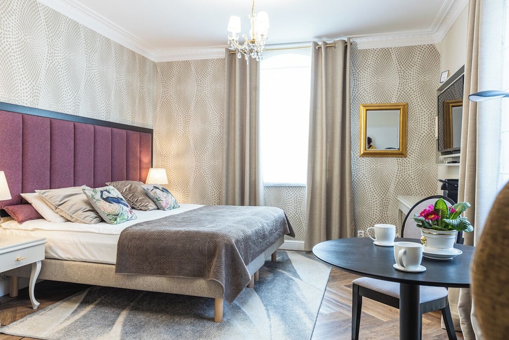 Deluxe, King Bed