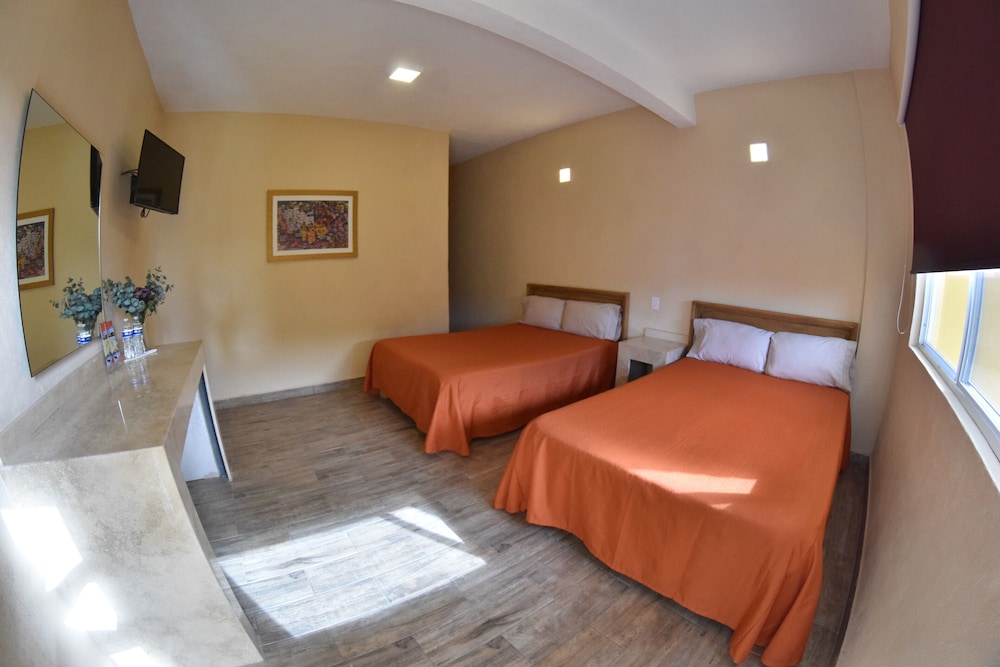 Valenciana Midway Inn 18/50