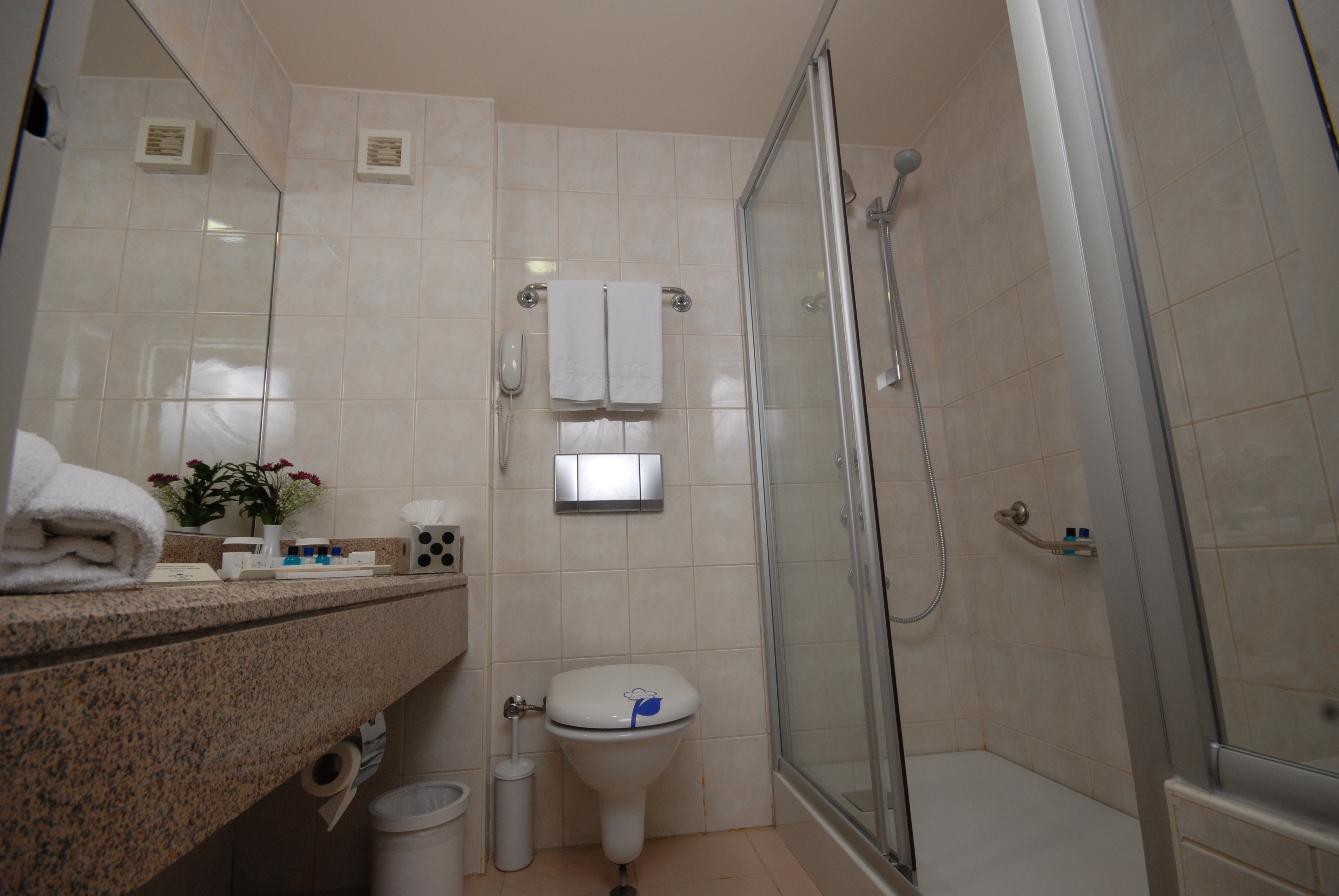 غرفة اقتصادية مفردة، Class Hotel 2/3
