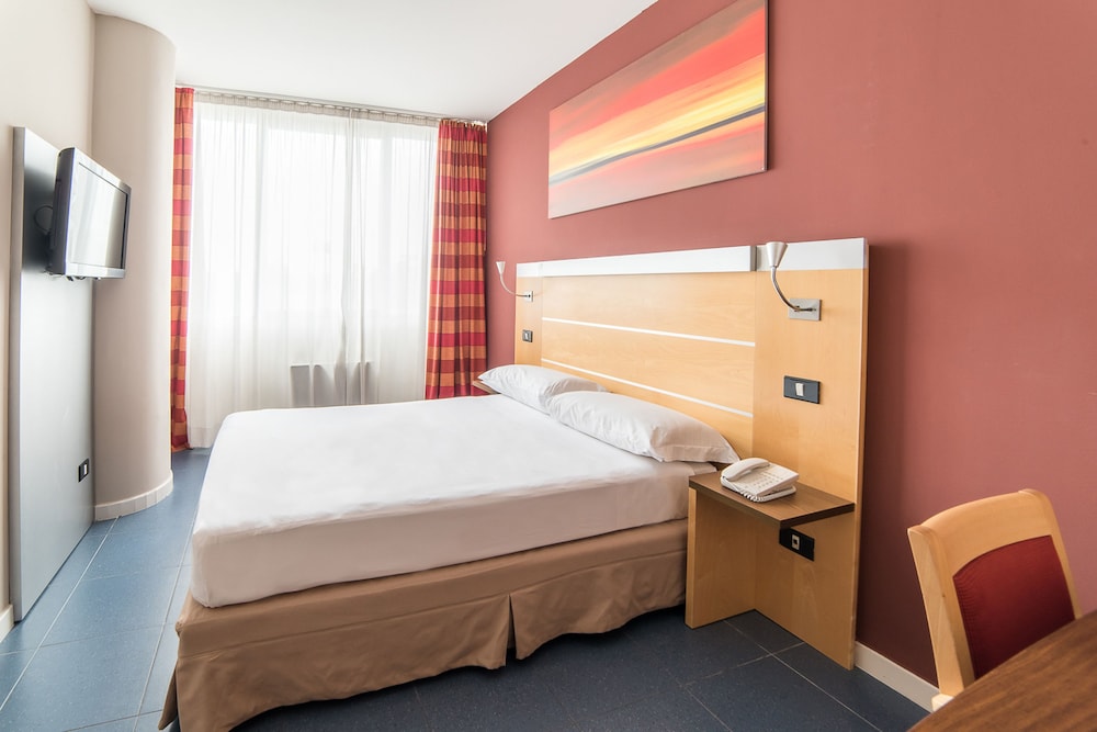 Sotel Nomentana Roma 8/24