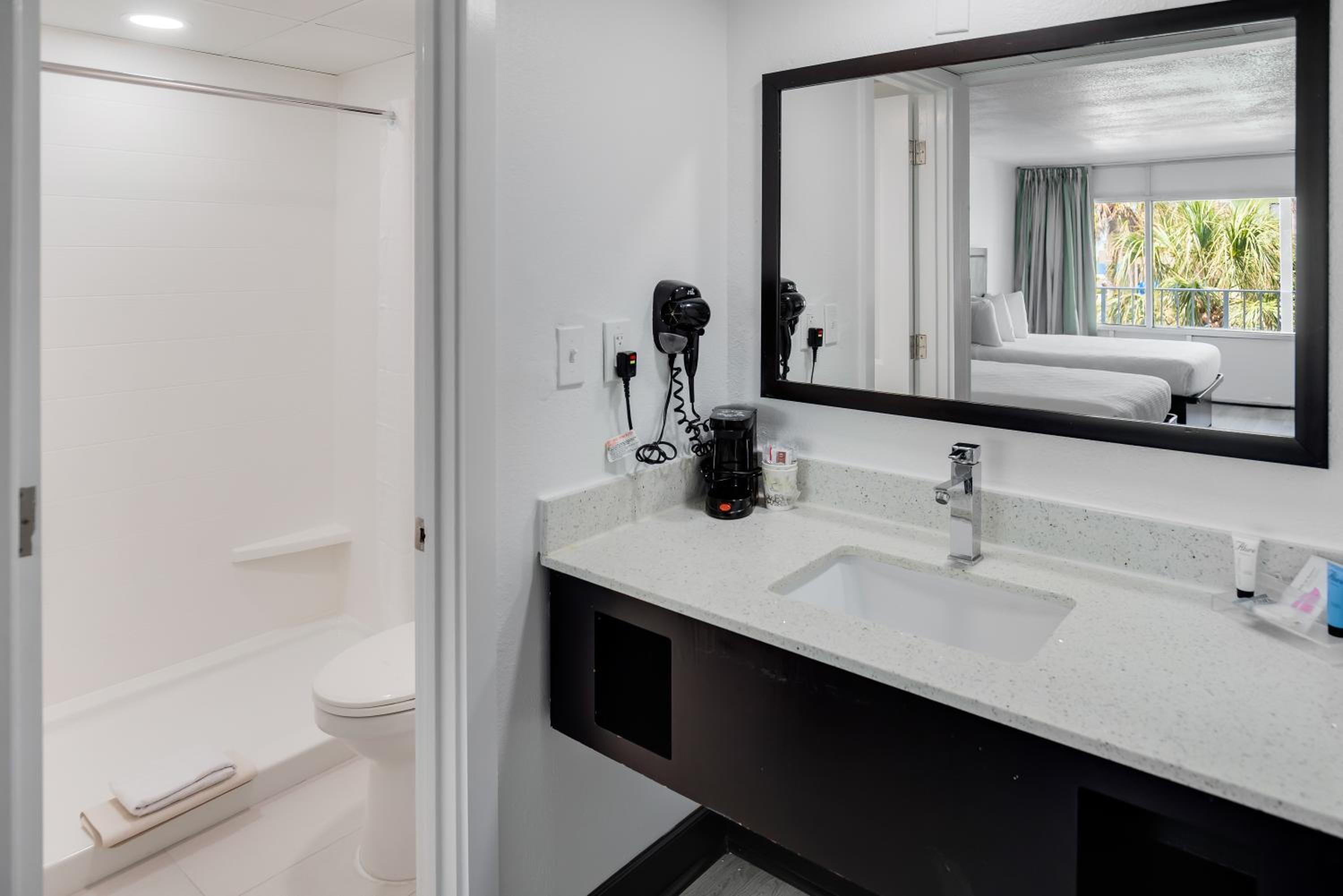 Standard, 2 Queen Beds, Murphy Bed, Murphy 4/5