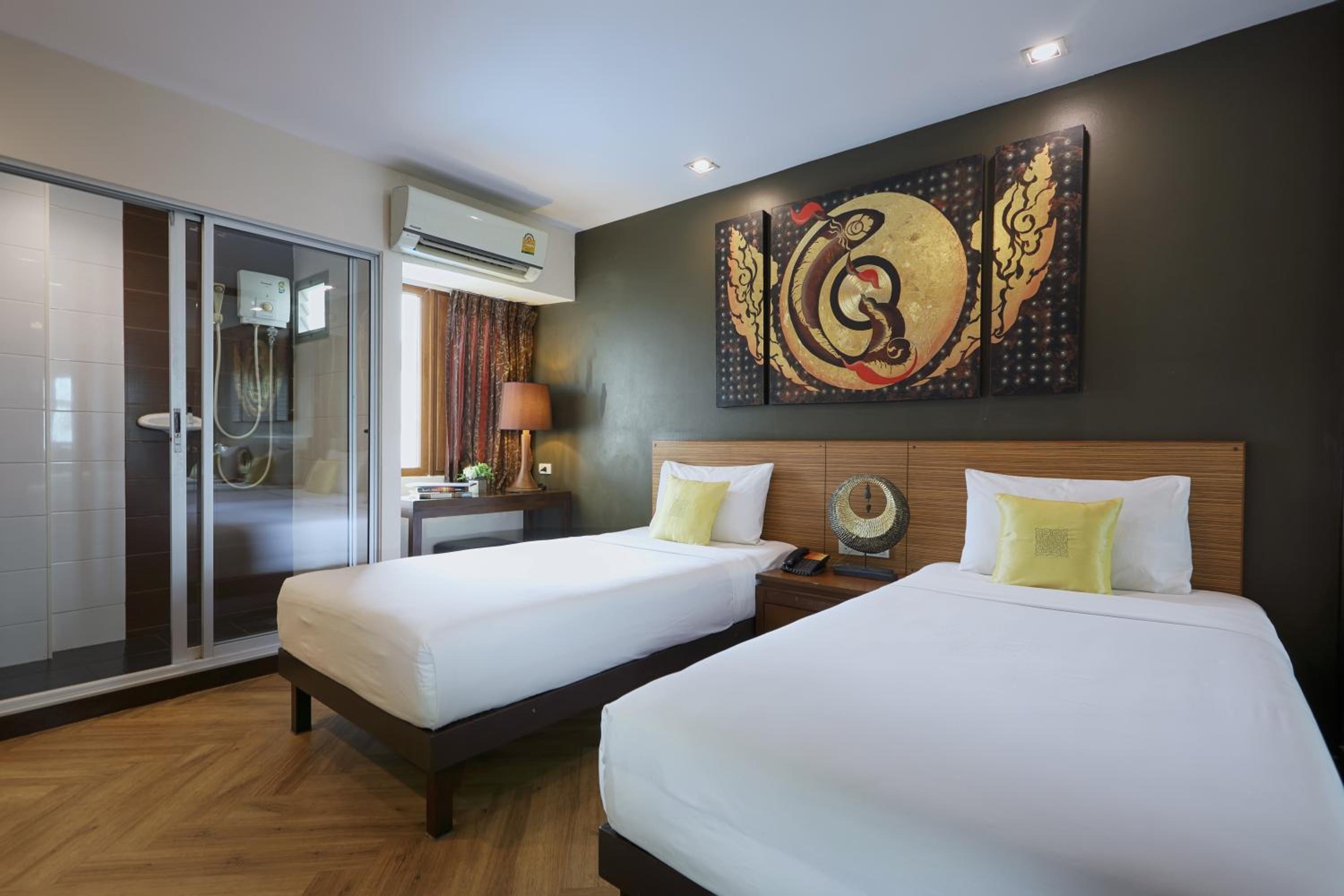 Super, Deluxe, Twin Beds