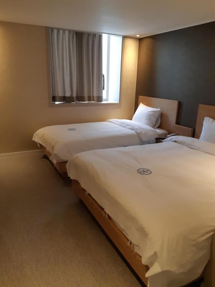 DELUXE, TWIN BEDS