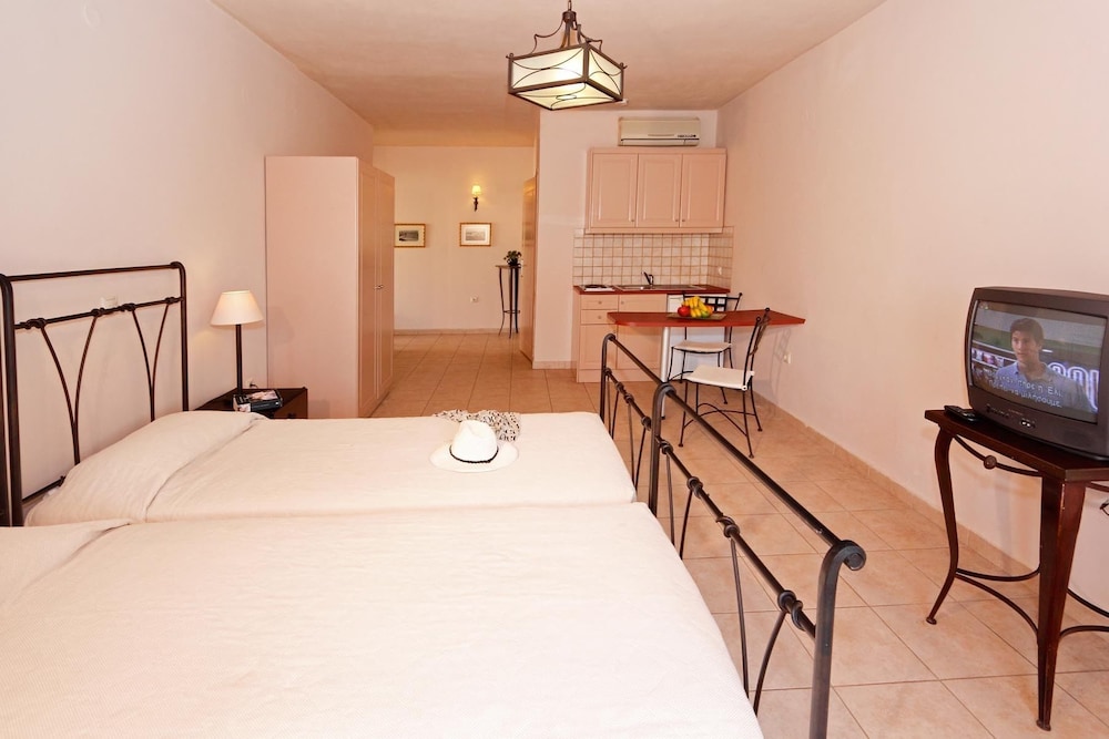 Lambrinos Suites 36/51