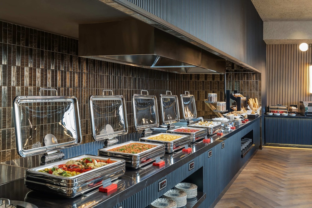 Radisson RED Izmir Point Bornova 48/59