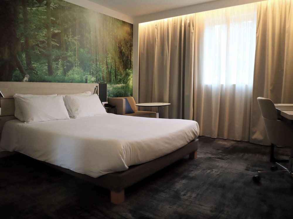 EXECUTIVE, QUEEN BED