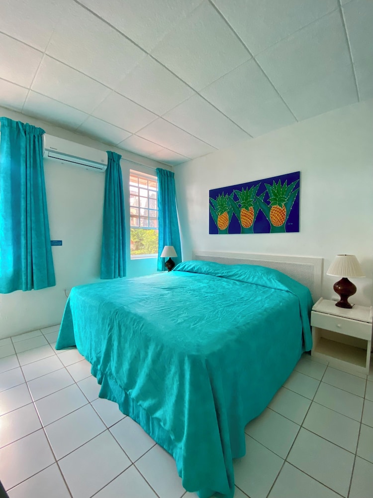 Mezzanine, Suite, King and Twin Beds, Pool View