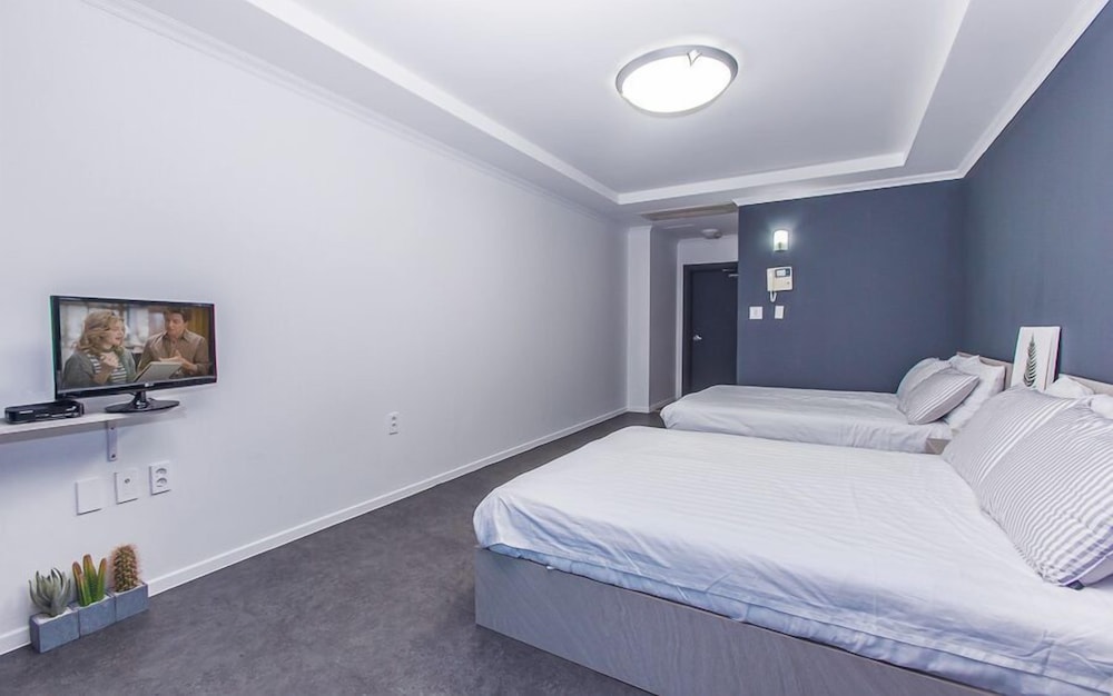 ROOM, TWIN BEDS