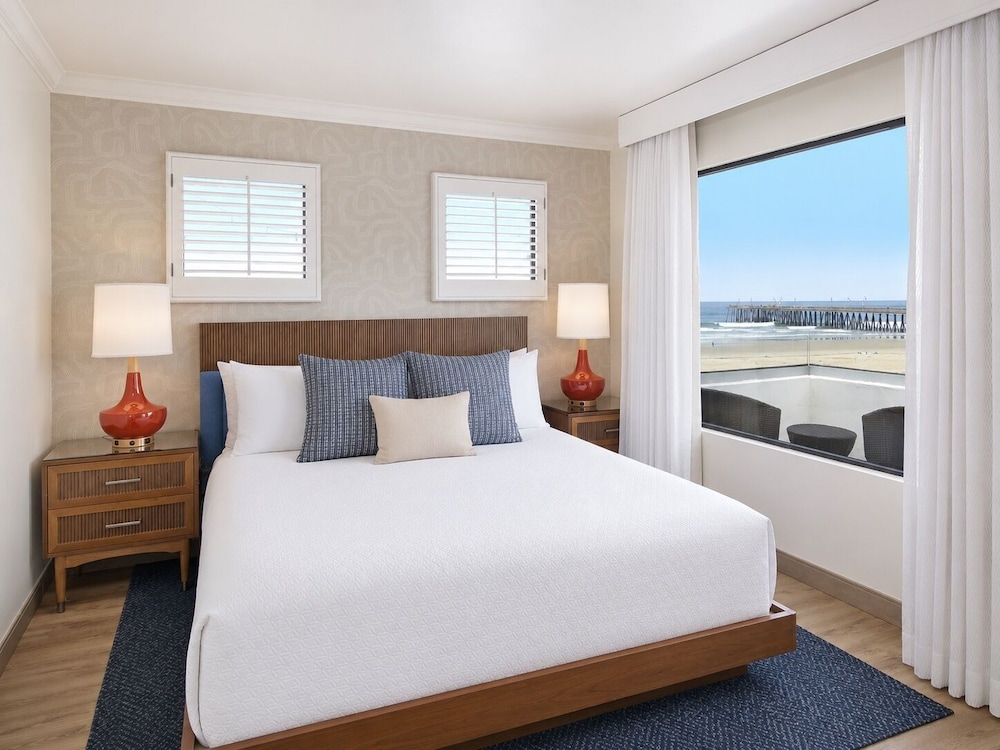 Suite, King Bed, Sofa, Pier Side